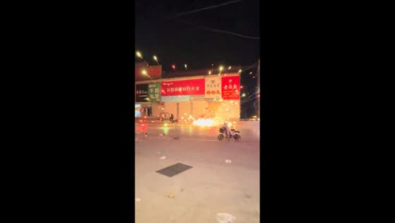 Woman accidentally sets off firework near pedicab in Jiangsu, China