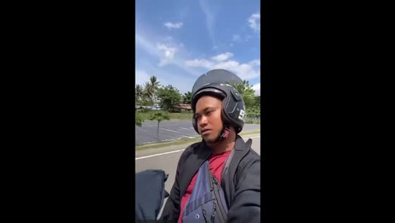 Passenger’s broken helmet causes laughter in Davao City, Philippines 