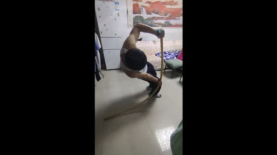 Martial arts stick mishap ends with shattered vase in Liaoning, China
