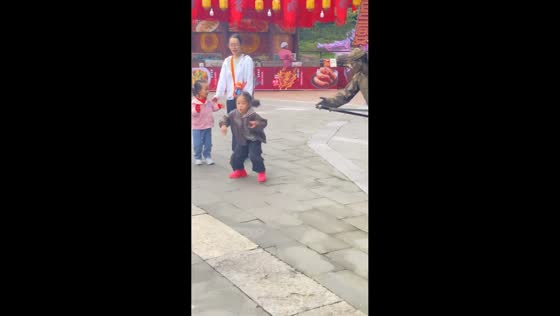 Living statue startles little girl with sudden move in Chengdu, China 