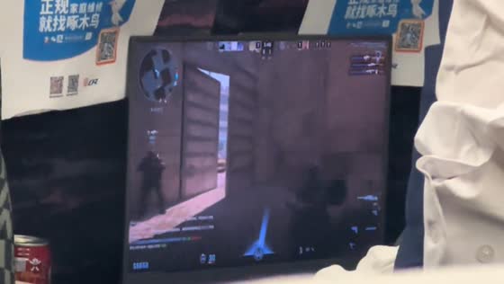 Person plays CS2 on a high-speed train in China
