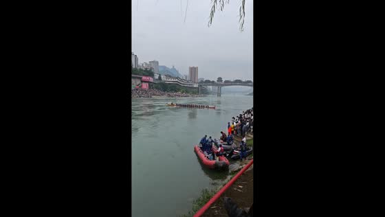 Dragon boat capsizes during river race in Guizhou, China