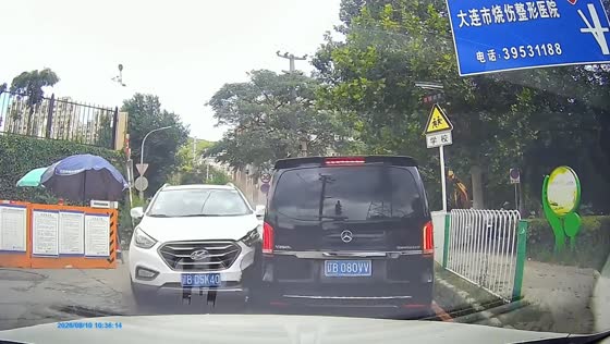 White car crashes into stopped vehicles at intersection in Liaoning, China