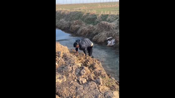 Man slips while jumping over stream in Zhejiang, China
