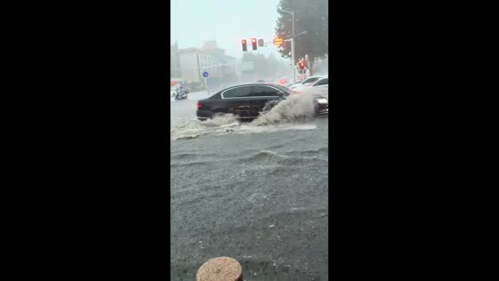 Torrential rain turns city roadway into fast-moving river in Zibo, China