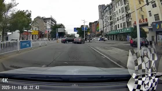 Black vehicles collide at intersection in Hubei, China