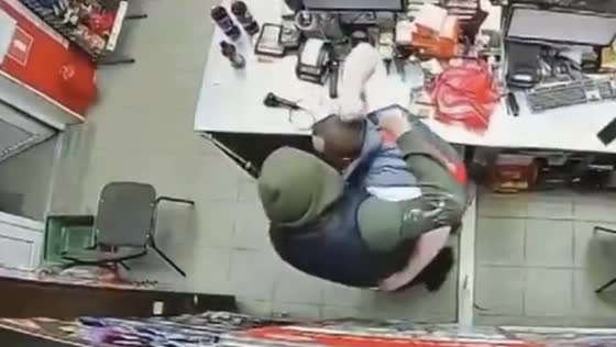 Man robs store and throws money in the street to go to jail in Nizhny Novgorod, Russia"
