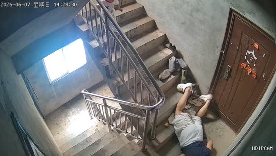Woman slips on apartment stairs during rainy day in Chongqing, China