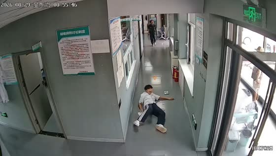 Man slips and falls while running through hospital hallway in Liaoning, China