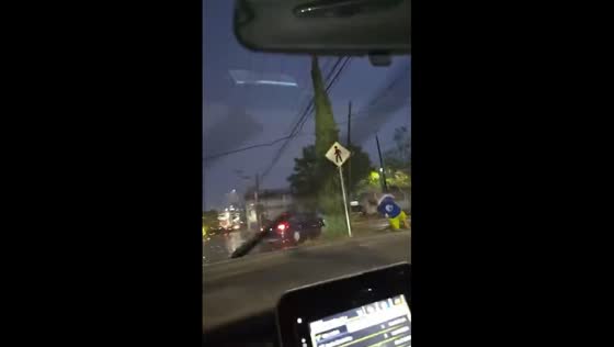 Pedestrian collides with hidden cable in Querétaro rain