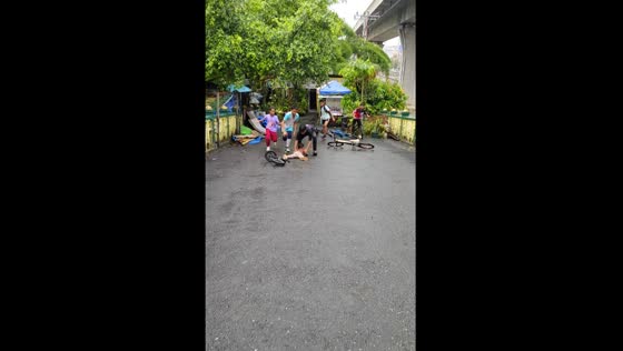  Child falls from bike in Medan; nearby kids quickly respond to help