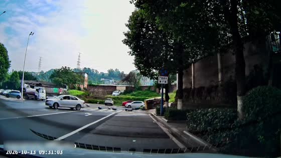Loaded tricycle overturns and spills its cargo while turning uphill in Sichuan, China