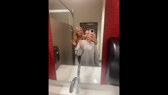 Loud bathroom interruption turns mirror selfie into comedy in Virginia Beach, USA