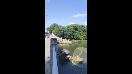 Fishing net accidentally snares passing boat in Zhejiang, China