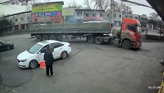 Out-of-control truck veers through intersection in Henan, China