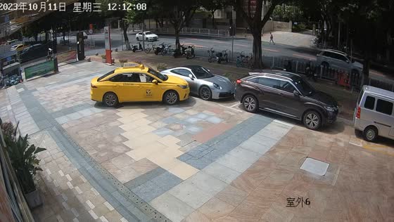 Taxi collision damages Porsche in Guangdong parking lot