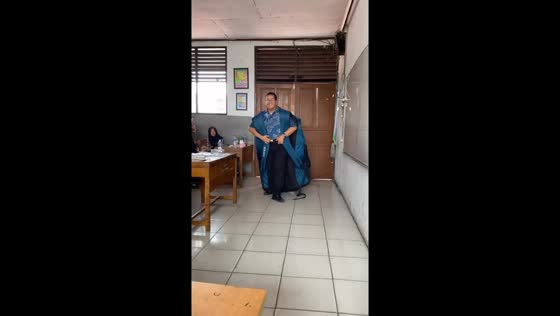 Video shows student's unusual oversized bag sparks laughter in classroom