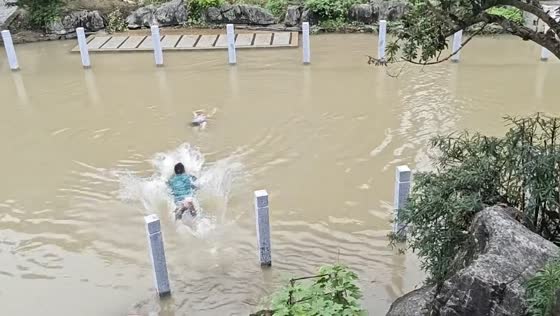 Man rescues child from a river in Guizhou, China