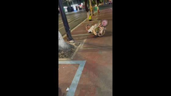 Man falls after failed wheelie on small bicycle in Zhejiang, China
