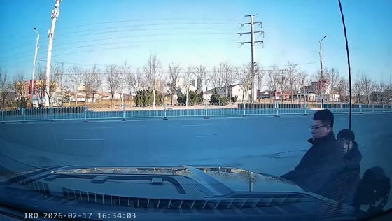Speeding e-bike crashes into riders at intersection in Hebei, China