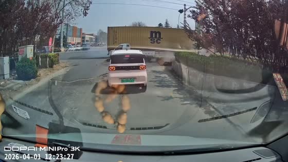 Chain-reaction crash at intersection after truck hits mini pickup in Shandong, China