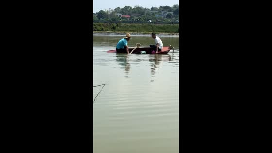 Two men fall into water after boat sinks in Hunan, China