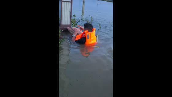 Rescuers pause flood relief to save stranded pig in Guangxi, China