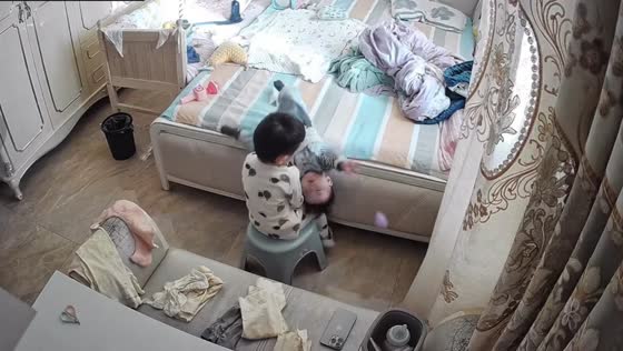 Brother saves baby sister from falling off bed in Hebei, China 