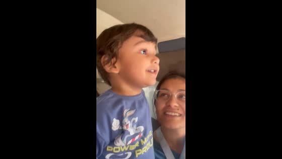 Toddler excitedly mistakes tricycle driver for Santa Claus in Surat, India