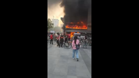 Fire breaks out in building causing panic nearby in Shaanxi, China