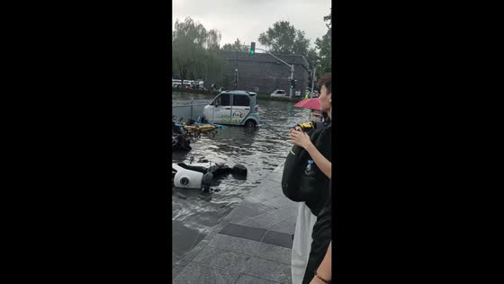 Torrential rain triggers flash flooding in Jinan, China