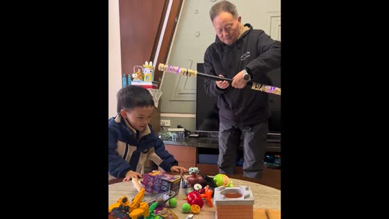 Father buys voice-controlled toy golden hoop for son in Hubei, China