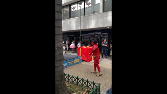 Performer accidentally strikes person’s arm instead of balloon in Medellín, Colombia