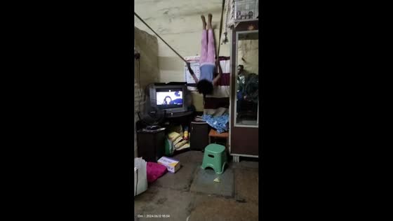 Child shows impressive rope swing skills in Pune, India