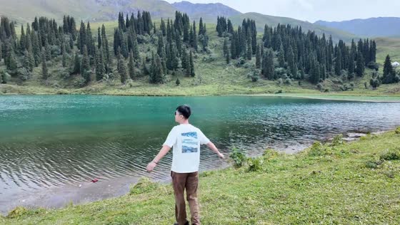 Man falls into lake while filming scenic view in Guangdong, China