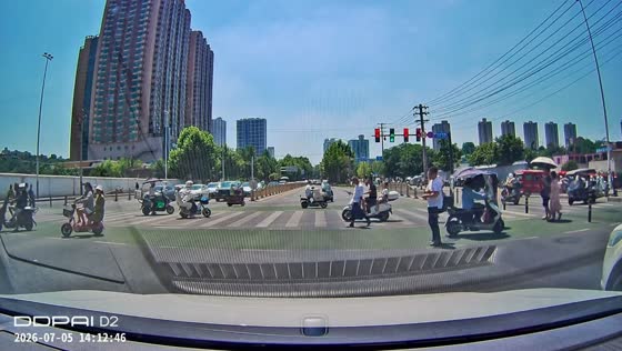 Pedestrian struck by turning car at crosswalk in Shanxi, China