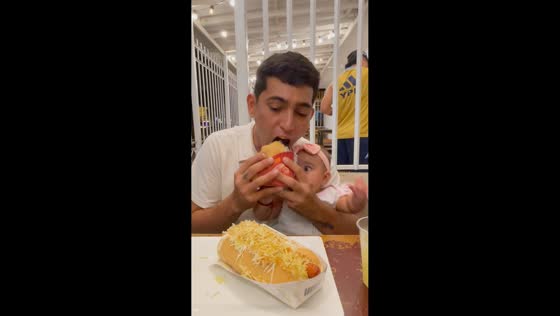 Baby adorably expects hamburger bite from dad in Santa Marta, Colombia