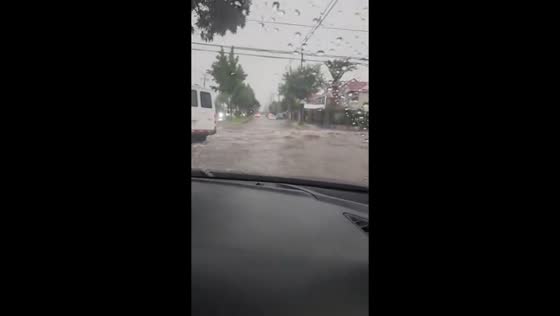 Intense rain floods Avenida El Conquistador in Maipú, Santiago