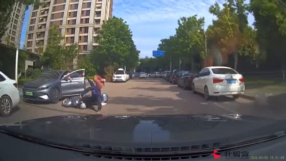 Motorcycle rider crashes into opened car door in Hubei, China
