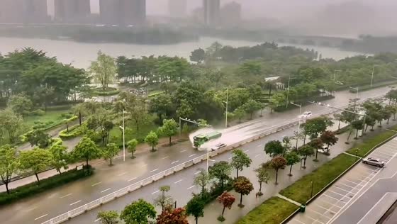 Truck plows through floodwaters, drenching vehicles in rain-soaked Guangdong