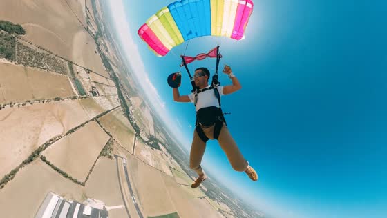 Skydiver recovers hat mid-jump in Texas