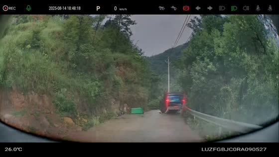Car overturns by cliff in Hunan, China