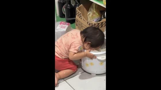 Toddler dives into rice cooker for snack in Malabon, Philippine