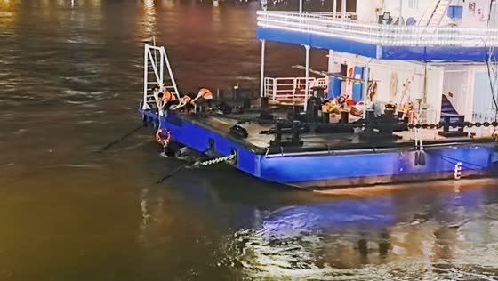 Several people fall into Jialing River during accident in Chongqing, China