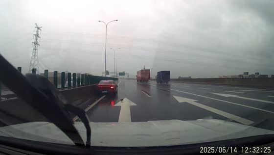 Rainy highway crash caught on dashcam in Guangdong, China