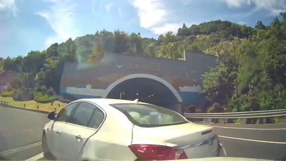 Dashcam captures rear-end collision before tunnel in Zhejiang, China