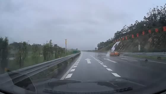 Honda Civic crashes on rain-soaked highway in Guangdong, China