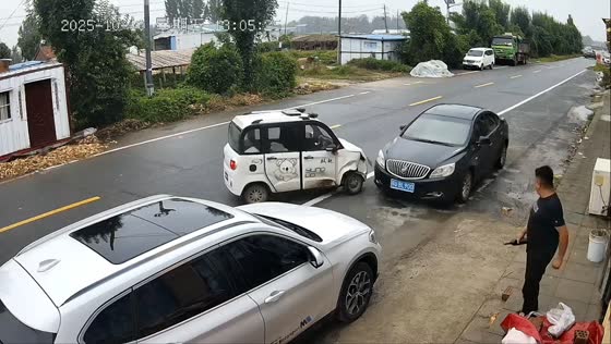 Hit-and-run caught on security camera in Henan, China