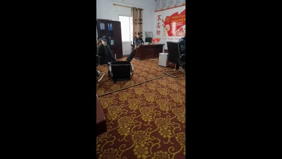 Man falls backward as chair backrest breaks in Sichuan, China