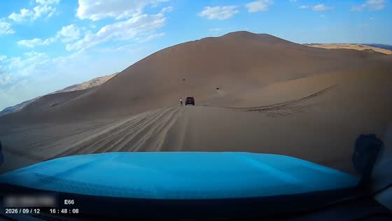 Car rolls down desert hill and flips over in Ningxia, China